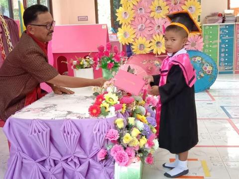 พิธีมอบใบประกาศบัณฑิตน้อย ศูนย์พัฒนาเด็กเล็ก